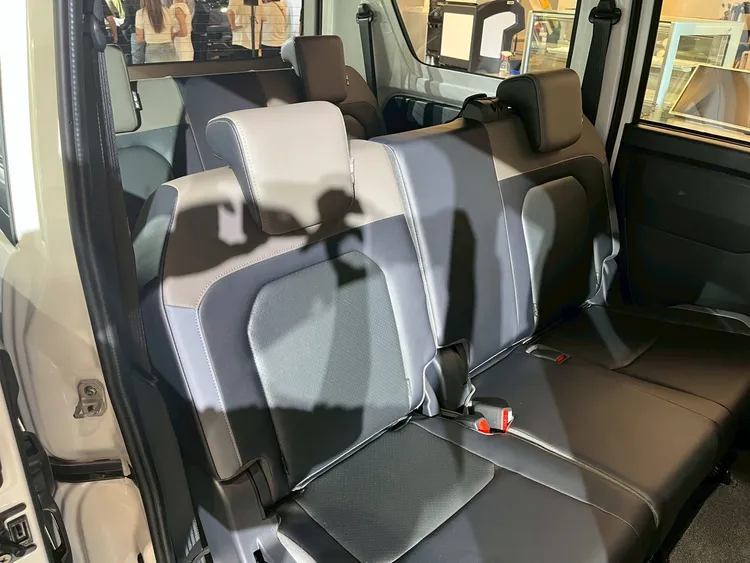 COSSI同步新增中滑門上車把手與多項貼心配備，提升後座乘客上下車便利性，也更符合家庭與商旅多元使用需求。周奕豪攝