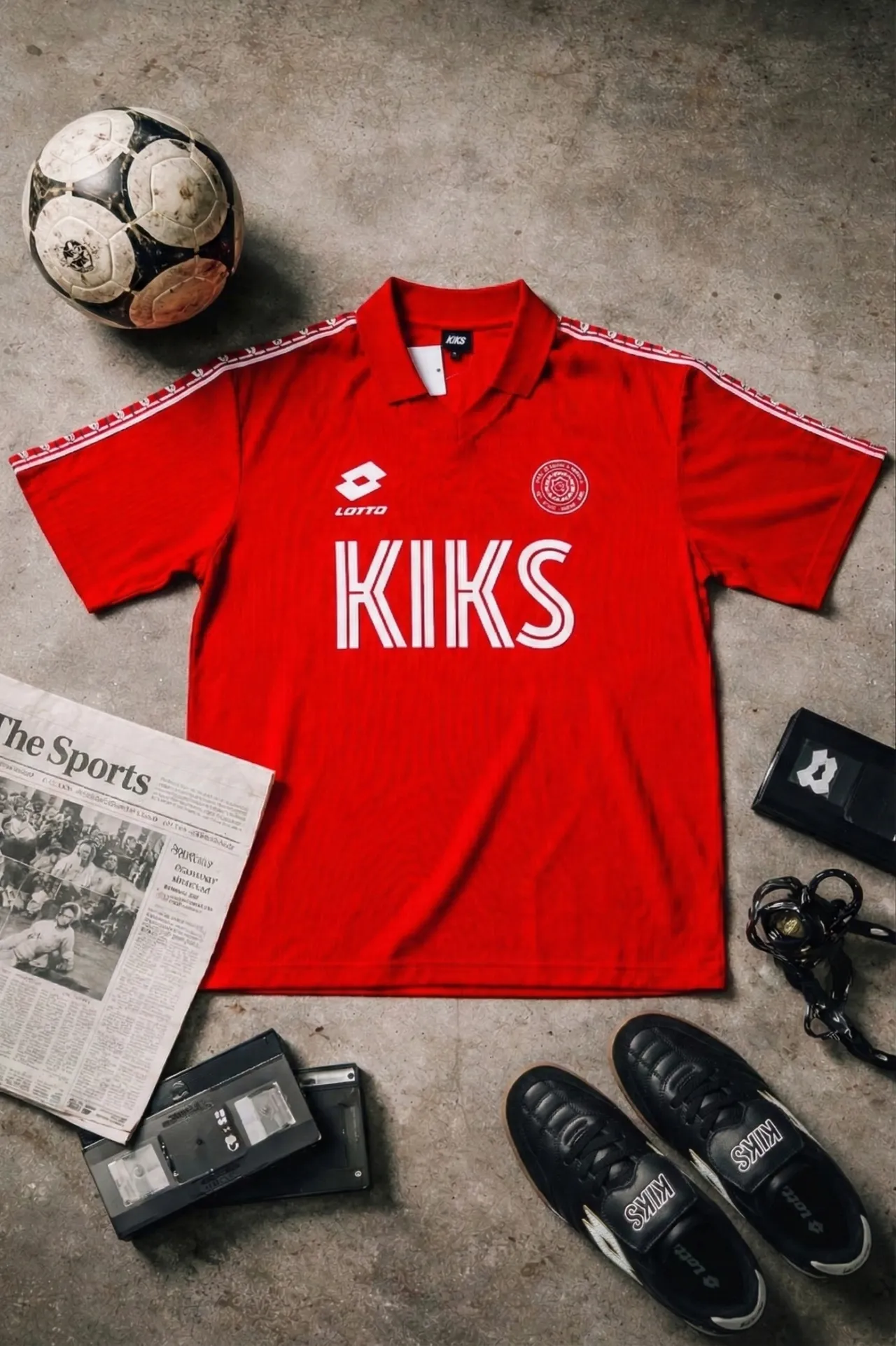 LOTTO X KIKS復古90's串標寬版足球衣，1880元。品牌提供