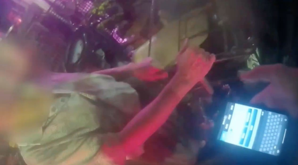 7旬男跌路中!雙腿無力行走 台中警當人肉拐杖送返家