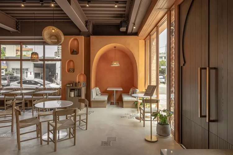 Anjali Café大片落地窗引進自然採光，搭配綠植妝點。未來餐飲集團提供