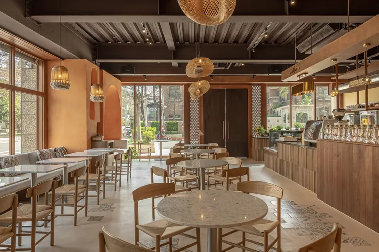 Anjali Café以暖色系為主色調，環境相當舒適。未來餐飲集團提供
