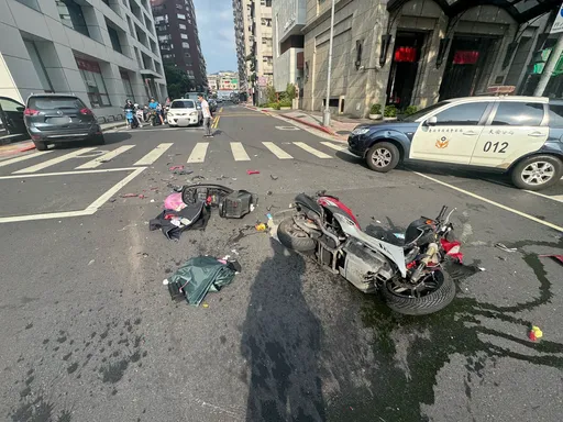 北市大安區恐怖車禍　「機車整個解體...」43歲騎士命危