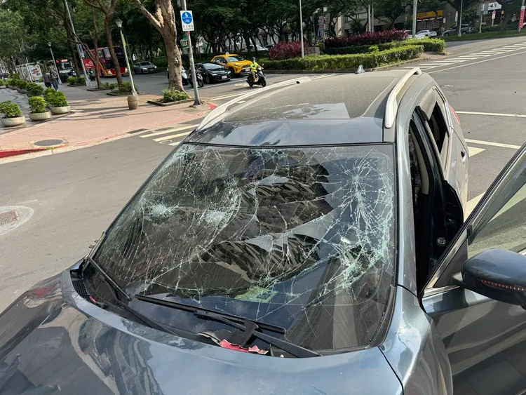 小客車擋風玻璃破裂。翻攝畫面