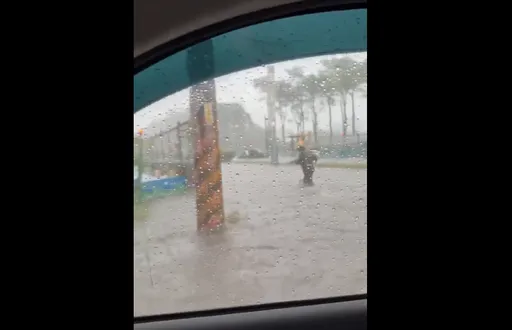 暴雨炸北台灣　淡江大橋附近淹水了！用路人驚：「淡水河」