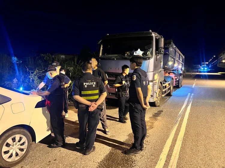 屏東環保稽查人員與警方深夜出動稽查。翻攝畫面