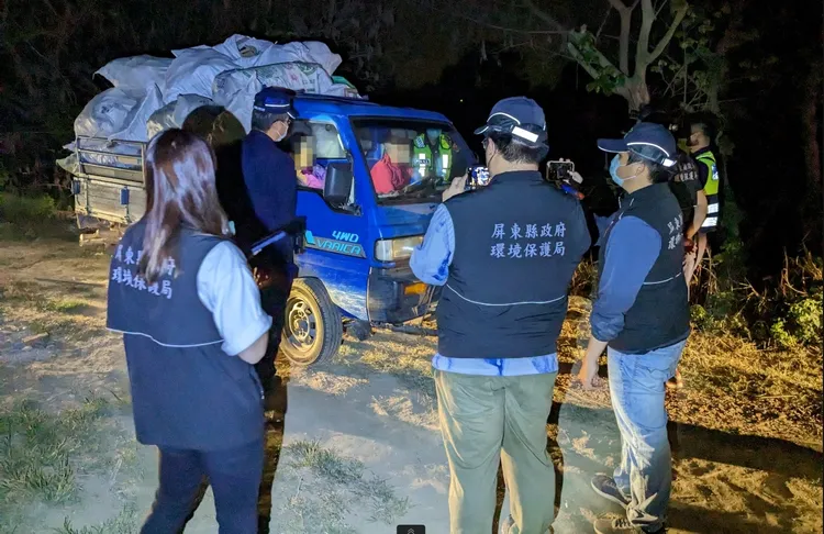 屏東環保稽查人員與警方深夜出動稽查。翻攝畫面