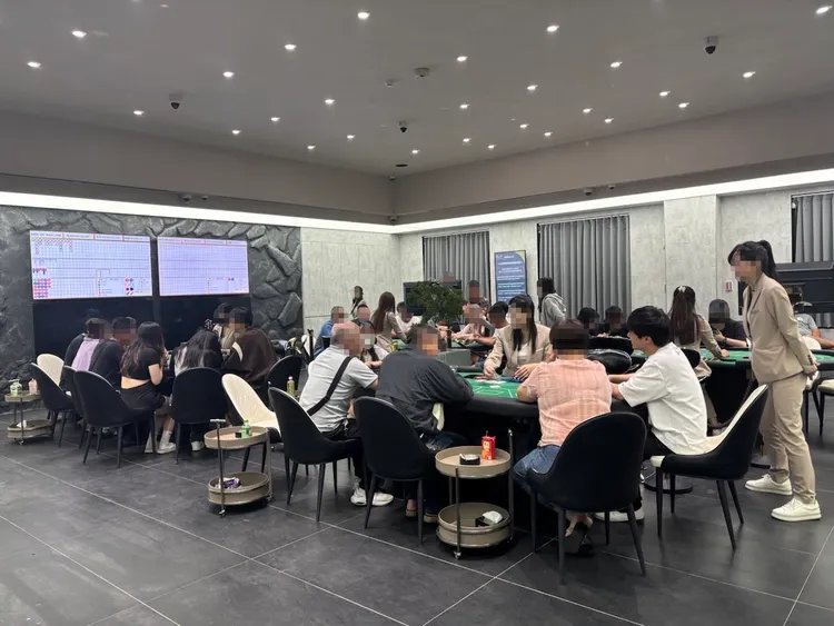 魯佳寶的桌遊店擠滿顧客，後來被警方查獲經營職業賭場。讀者提供