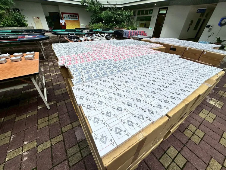 金門警方破獲桌遊店違法經營賭場，起獲大批證物。翻攝縣警局網站
