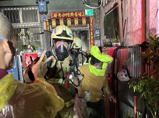 住家起火全是煙！新營祖孫冷靜躲二樓房間待援　警消滅火救人