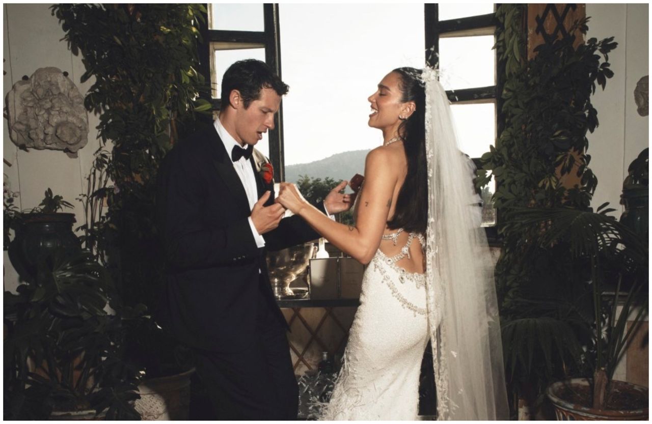 杜娃黎波穿香奈兒婚紗辣秀美背翹臀!義大利辦夢幻婚宴 艾爾頓強親自獻唱