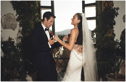 杜娃黎波穿香奈兒婚紗辣秀美背翹臀！義大利辦夢幻婚宴　艾爾頓強親自獻唱