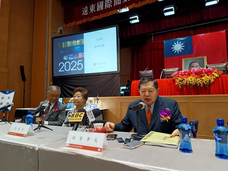 遠東集團總裁、遠東銀行副董事長徐旭東（圖右）去年出席遠東商銀2025年股東常會，股東會後的記者會被媒體問到接班一事。資料照片。許麗珍攝