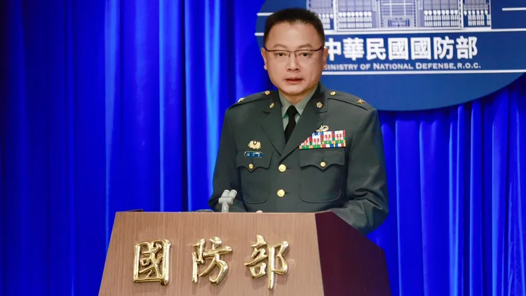 國防部發言人孫立方表示，岡山基地教練機墜毀致2名飛官殉職，部長顧立雄已要求調查並協助家屬處理後事。資料照