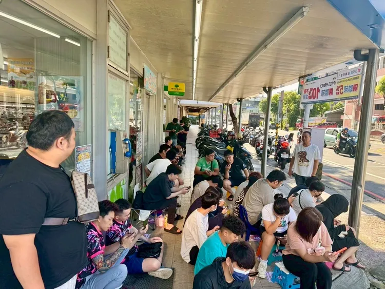 今（18日）開賣日本最新《戰鬥陀螺X》系列商品CX-18「腕龍鞭打」排隊盛況。萊爾富提供