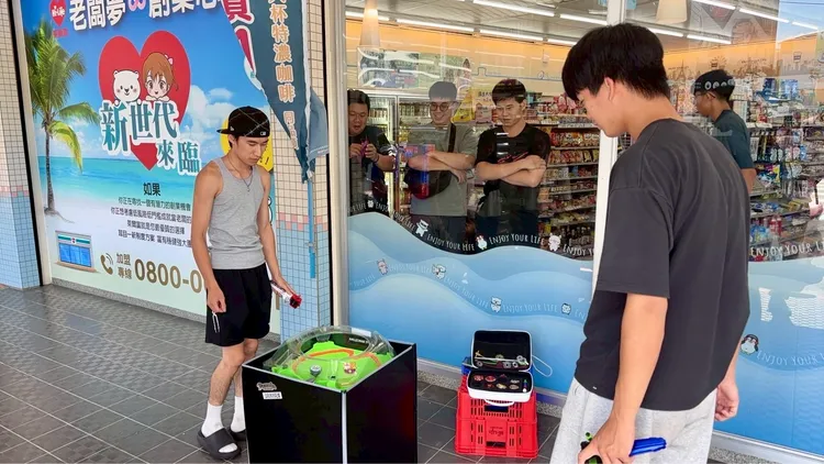 民眾於超商外玩起戰鬥陀螺。萊爾富提供