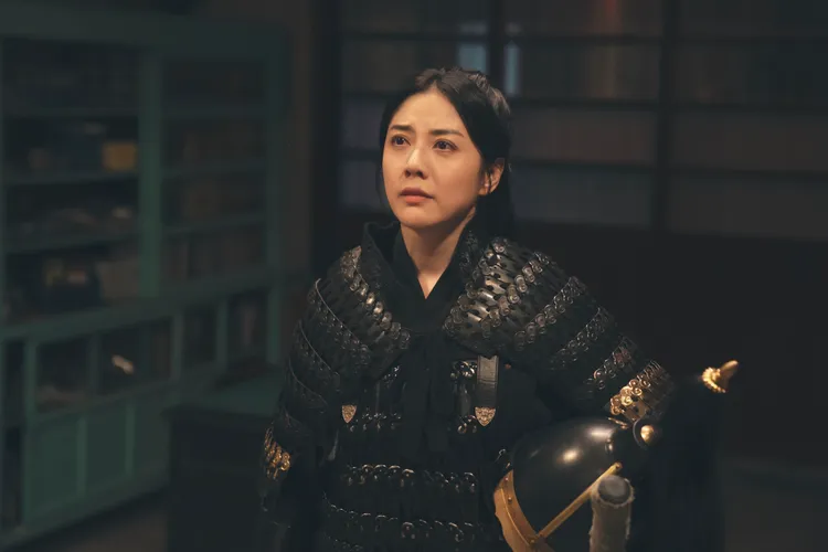 韓瑜飾演從明朝穿越道現代的女將軍，必須一職川著盔甲。民視提供