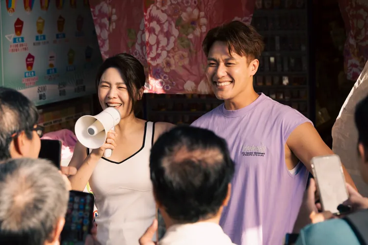 白家綺（左）和張睿家演母女。民視提供