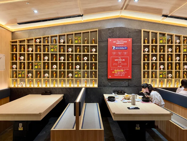 「百年土種蔘雞湯」台北西門町店內，可見曾連3年入選《米其林指南：首爾》視覺設計。莊偉祺攝