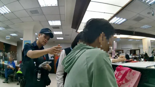 網投300萬能賺1億？7旬婦解百萬定存　警銀聯手狂勸1小時阻詐