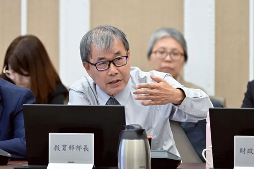 一個月沒到立院！藍委稱鄭英耀「神隱部長」　他怒：沒掌聲還抹黑無法接受