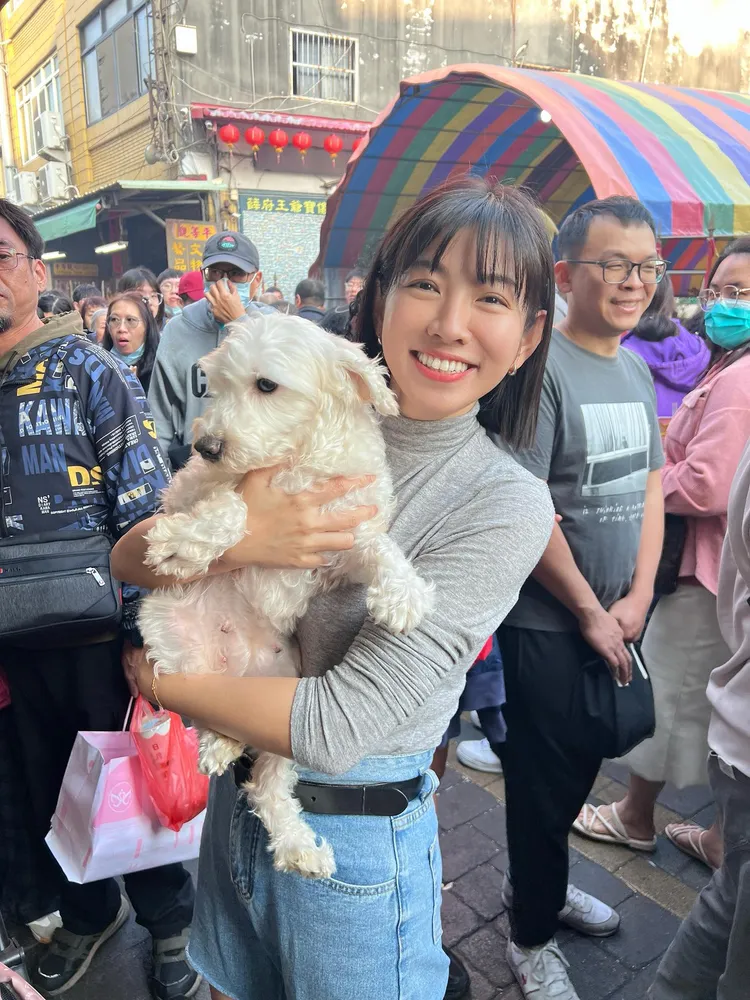 「人人犬舍」遭割聲帶的毛小孩被收養後活出健康，米可白相當開心。翻攝米可白臉書