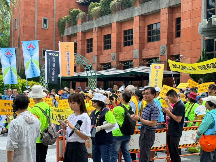 南山人壽今 (23日) 召開股東常會，場外則有台北市南山人壽企業工會率眾抗議，工會提出4大訴求要求公司上市前要先解決勞資爭議。攝影中心攝