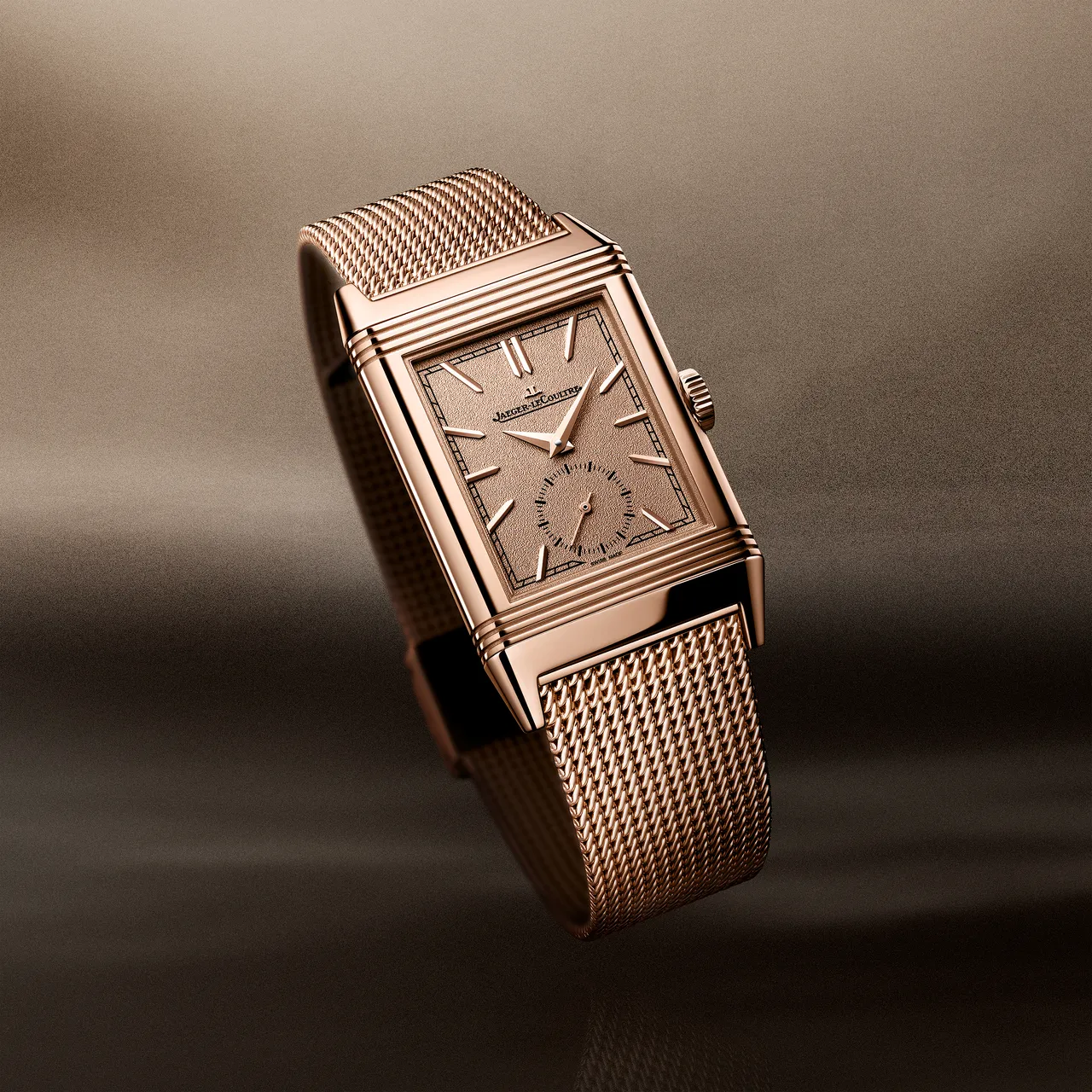 JOSHUA佩戴的REVERSO TRIBUTE MONOFACE SMALL SECONDS翻轉系列小秒針腕錶，45.6 * 27.4mm，18K玫瑰金錶殼，金色粒紋錶盤，18K玫瑰金米蘭式鏈節錶鏈，動力儲存42小時，防水深度30米，149萬元。品牌提供