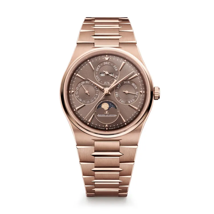 JOSHUA佩戴的MASTER CONTROL CHRONOMETRE Perpetual Calendar 大師系列天文台萬年曆腕錶，39mm，18K玫瑰金錶殼，銅色太陽放射狀飾紋錶盤，18K 玫瑰金（750/1,000）一體式三排錐形錶鏈，動力儲存70小時，防水深度50米，279萬元。品牌提供