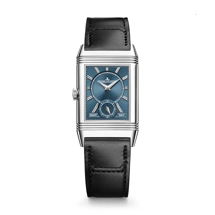 JOSHUA佩戴的REVERSO TRIBUTE DUOFACE SMALL SECONDS翻轉系列雙面雙時區小秒針腕錶（「中等尺寸」），42.9*25.5mm，精鋼錶殼，正面銀色乳光錶盤，背面錶太陽放射狀緞面打磨刷藍色漆面錶盤，黑色小牛皮錶帶，動力儲存42小時，防水深度30米，47萬元。品牌提供