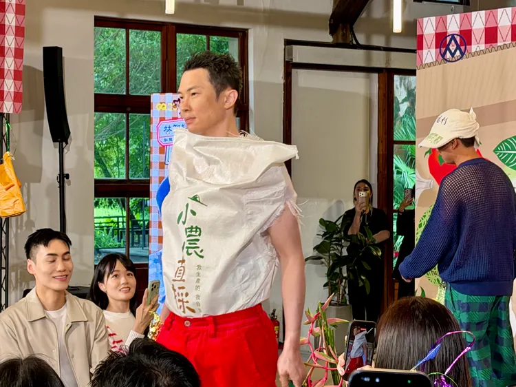 「PX FARMshion全聯小農時尚伸展台」，讓14位平時在田間耕作的小農走上伸展台。莊偉祺攝