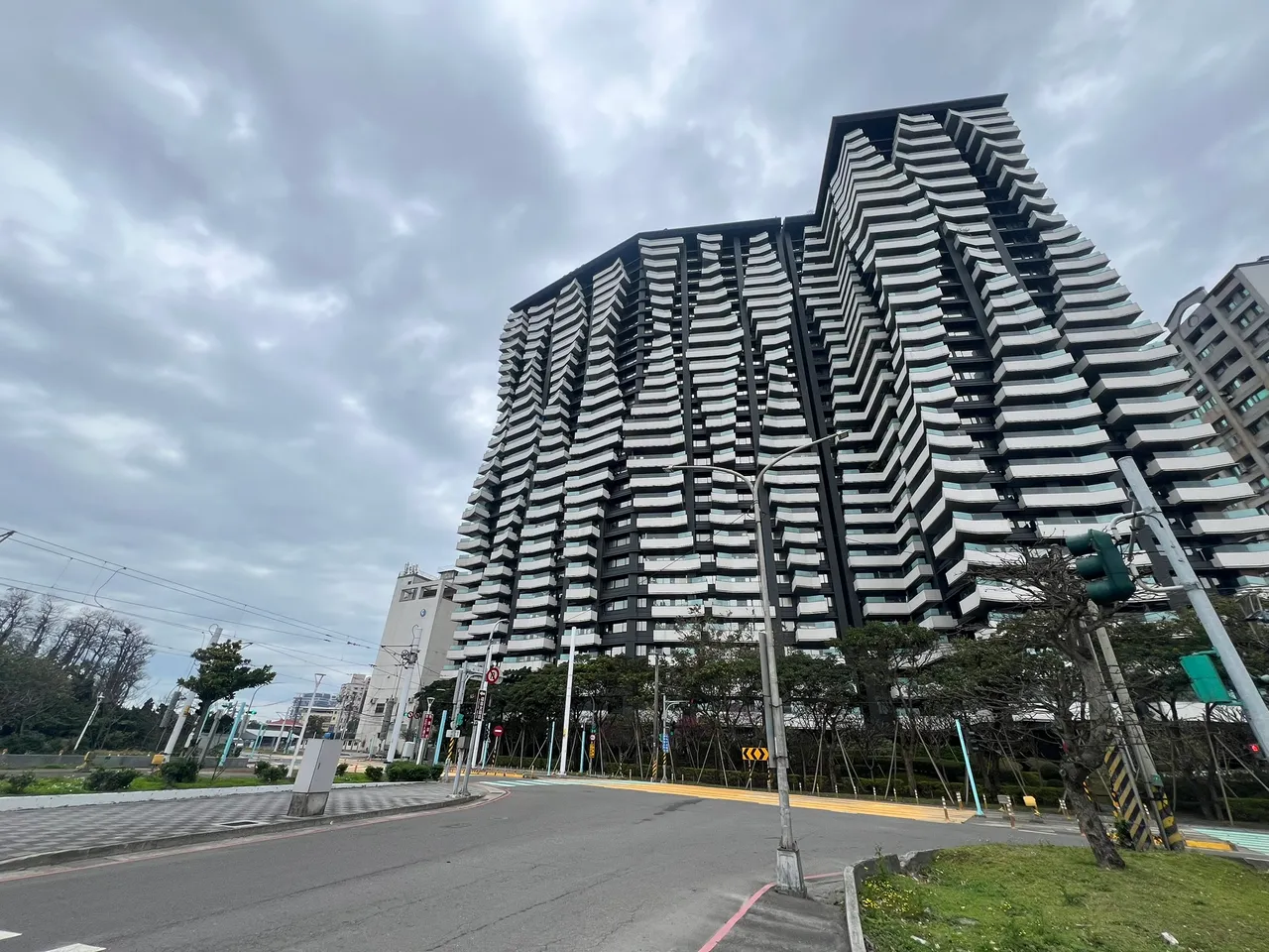 央行以靜制動　股市熱房市冷央行預防資金投入房地產