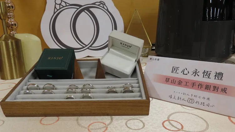 新人好禮：手作對戒(如圖)、茶點禮盒、好孕金鏟子、家電3選1。民政局提供