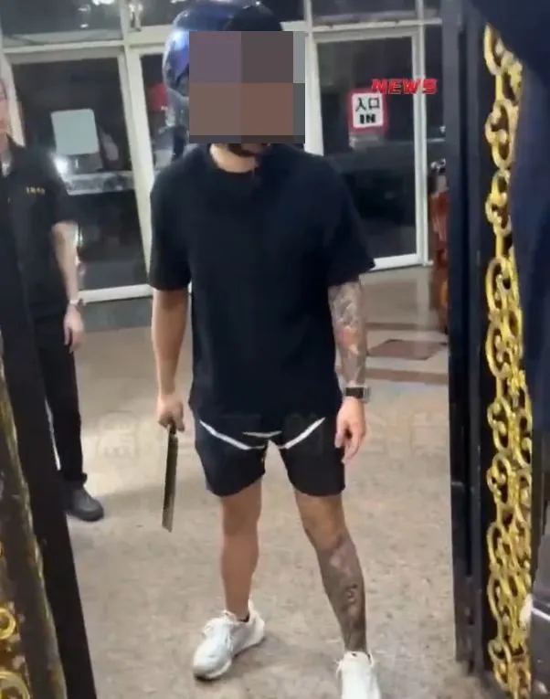男子持刀叫囂。翻攝畫面