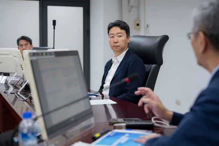 交通部長陳世凱今（5日）南下高雄港了解該案海難應變情形。航港局提供