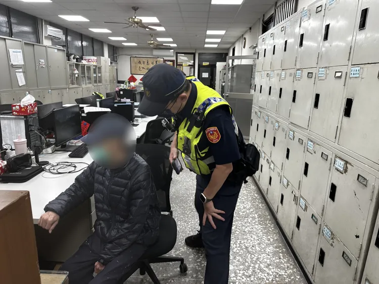 迷路的劉男獨自待在騎樓躲雨，幸好遇到熱心民眾協助報警，最終順利回家。翻攝畫面