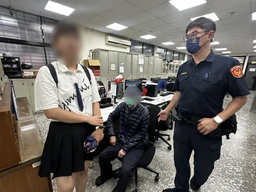 7旬男迷途騎樓躲雨　真暖！熱心民眾守候到警接手