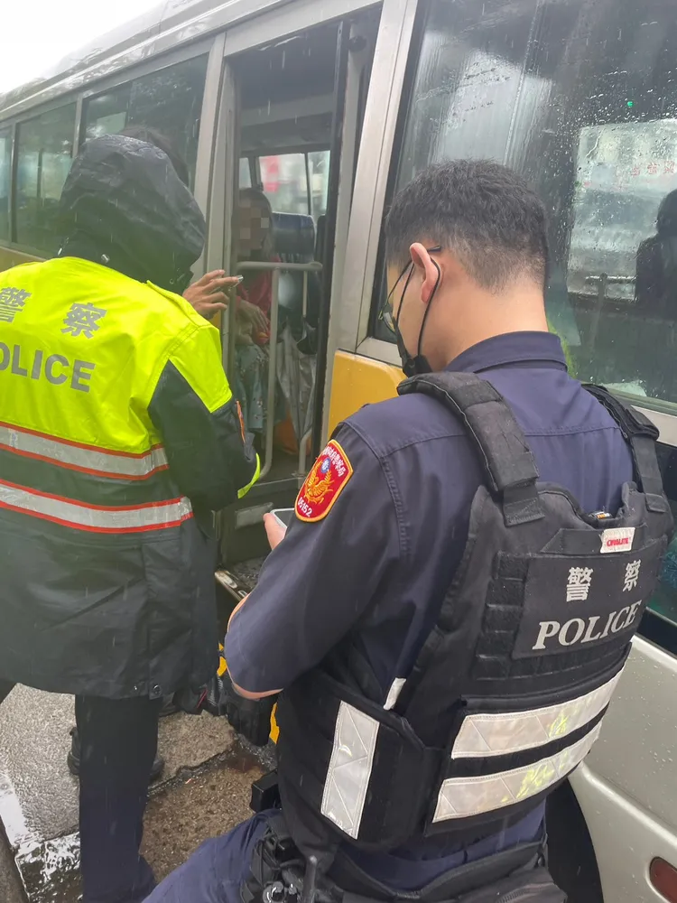 警員登車關懷。楊梅警分局提供