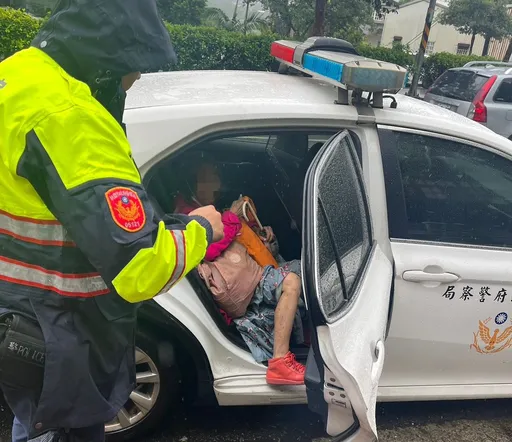 7旬失智嬤公車上喃喃自語！　眼尖司機載送派出所報警助返家