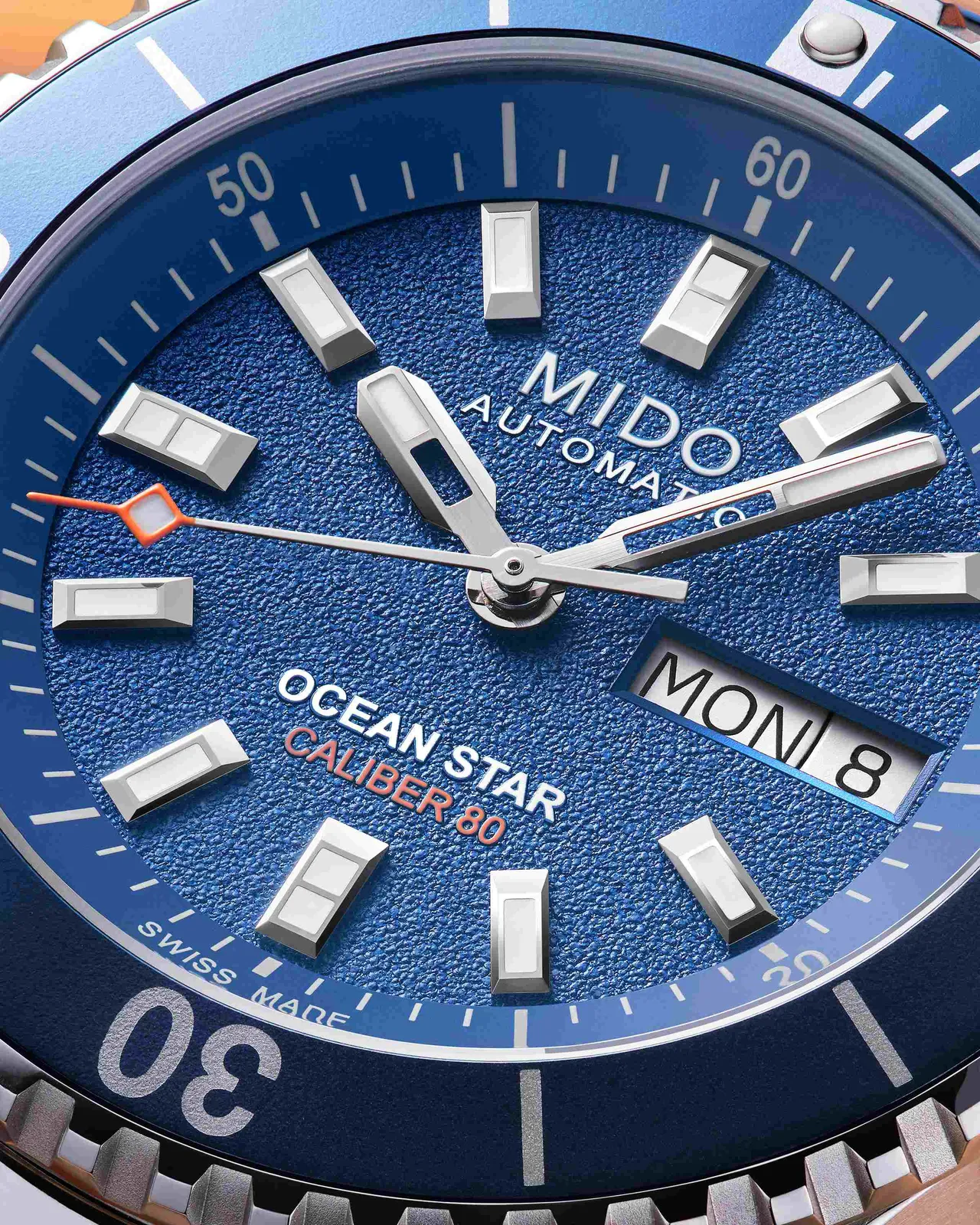 MIDO Ocean Star 200腕錶面盤以藍色噴砂顆粒質感呈現，搭配全新設計的錶盤內環。品牌提供