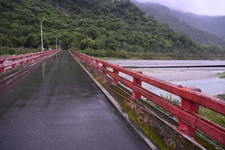 萬里溪下游橋梁溪水變化。縣府提供