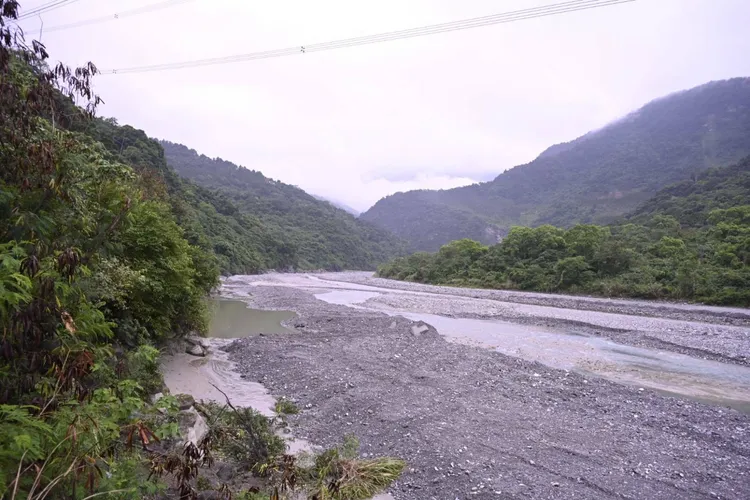萬里溪下游水位變化。縣府提供