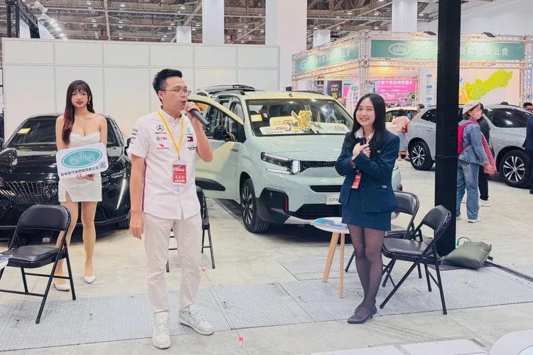 由綜藝車評小民領軍的「綜藝車評巡迴逛展」更被視為本屆車展最具特色的創新企劃之一。主辦單位提供