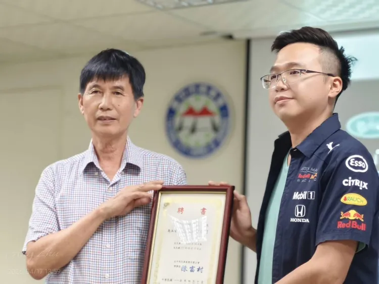 臺中市汽車商業同業公會聘任綜藝車評小民為台中國際新車大展專屬顧問。(圖左)公會理事長陳富村，(圖右)綜藝車評小民。主辦單位提供