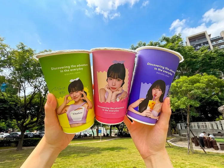 全台指定門市中杯及大杯飲品即日起陸續換上李多慧限定款杯身，共推出三款不同造型設計，陪伴消費者迎接夏日應援熱潮。日出茶太提供