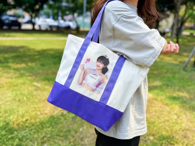 第二波活動將於7/1至7/19登場，活動期間單筆消費滿300元，即可獲得李多慧限量帆布托特包乙個。日出茶太提供