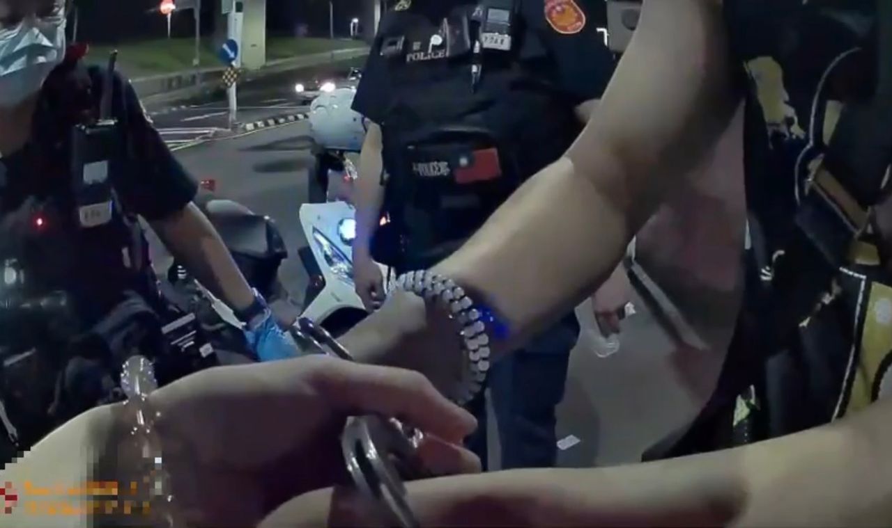 三重街頭驚見情侶扭打「跪在馬路」!渣男眼神渙散遭警盤查 竟涉毒駕