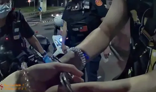 三重街頭驚見情侶扭打「跪在馬路」！渣男眼神渙散遭警盤查　竟涉毒駕