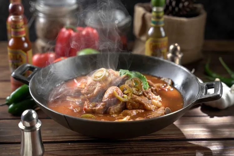 主廚將豬肩肉、青辣椒、番茄、洋蔥、蒜頭、孜然、奧勒岡葉及各式煙燻辣椒慢燉至軟爛，每一口都充滿濃郁的墨西哥香料靈魂。業者提供