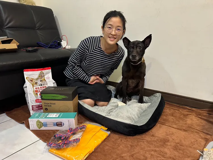 新北認養成犬入新厝6好禮，包含睡墊、牽繩、外出水壺、飼料、寵物食盆、雨衣等寵物用品。動保處提供