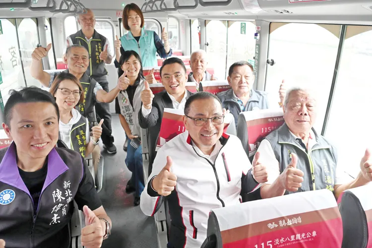 侯友宜說「即日起，3線觀巴天天發，新北任你搭！」歡迎國內外旅客購買49元一日券，乘著公車來趟新北深度遊。新聞局提供